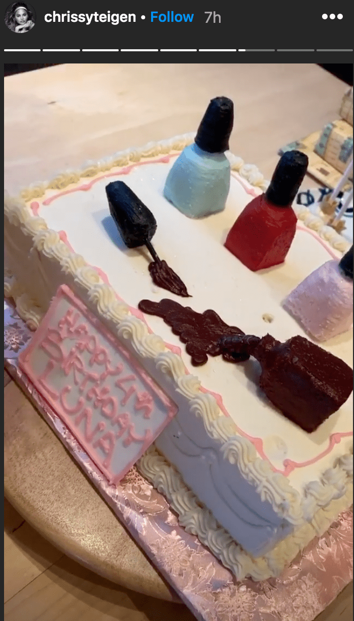 Chrissy Teigen shared a photo of her daughter Luna Stevenson birthday cake her fourth birthday, sent by hairstylist Jen Atkin and her husband Mike Rosenthal | Source: Instagram.com/chrissyteigen