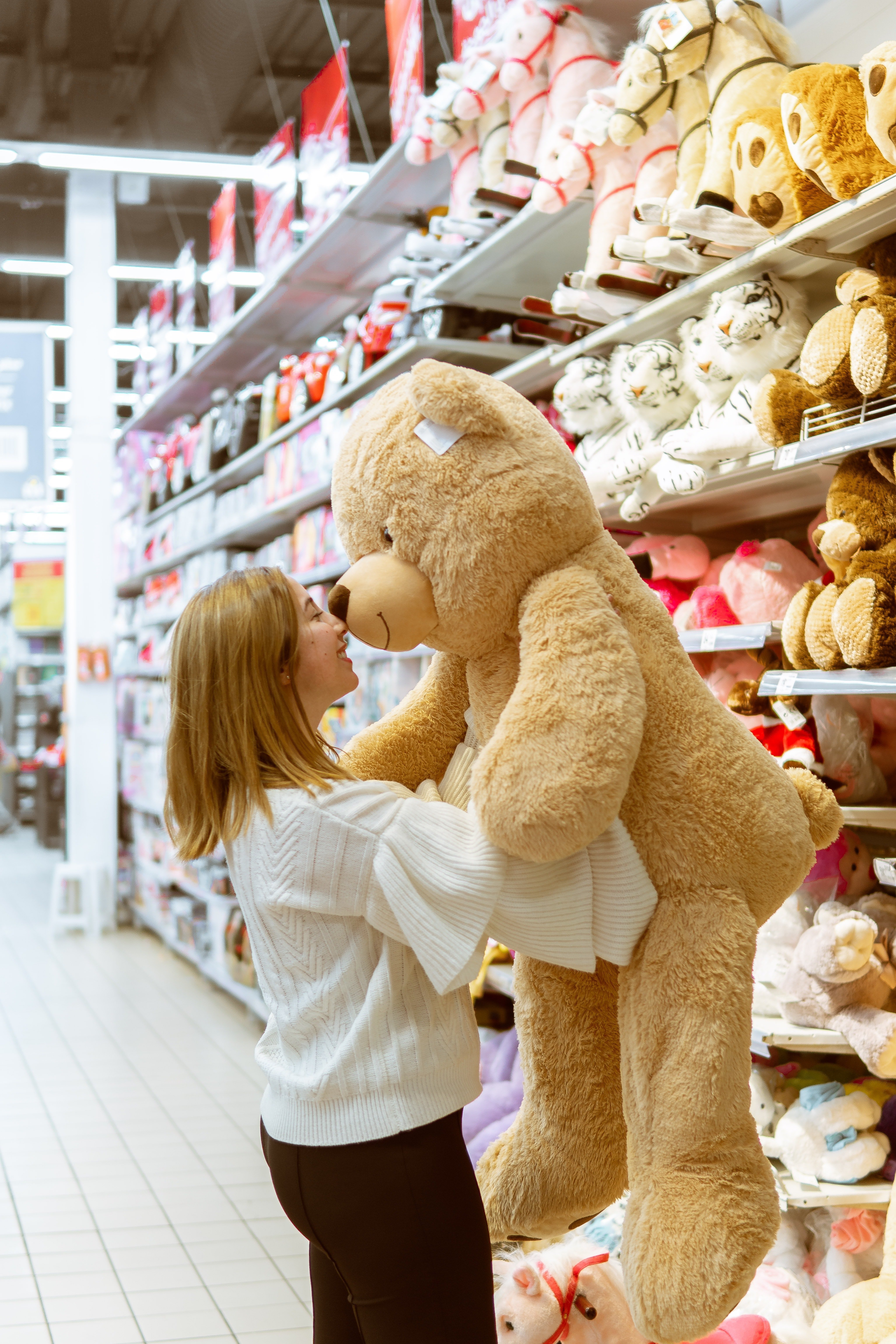 Catherine bought a beautiful teddy bear for Lily. | Source: Pexels