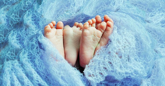 An image showing the feet of twins | Photo: Shutterstock