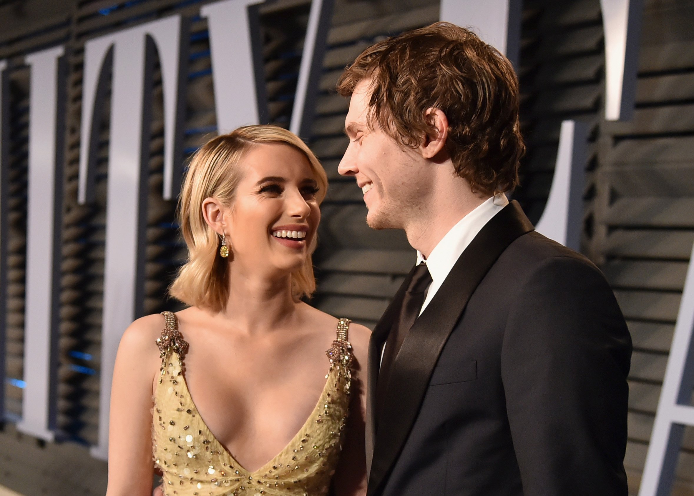 Emma Roberts and Evan Peters attend the 2018 Vanity Fair Oscar Party hosted by Radhika Jones on March 4, 2018 in Beverly Hills, California. | Source: Getty Images