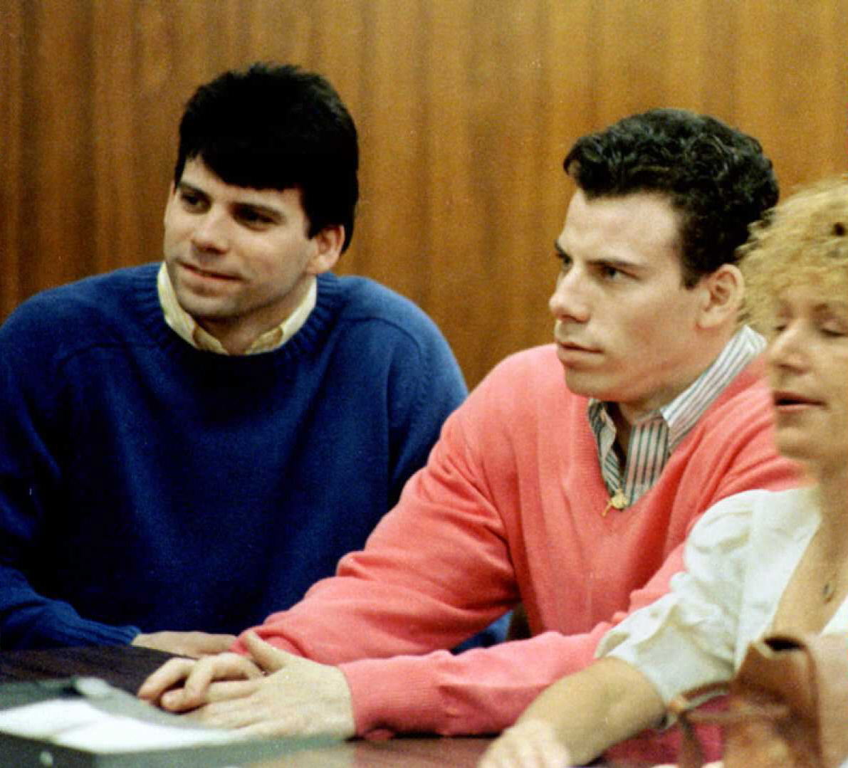 Erik and Lyle Menendez with their attorney during a pre-trial hearing on December 29, 1992, in Los Angeles, California. | Source: Getty Images