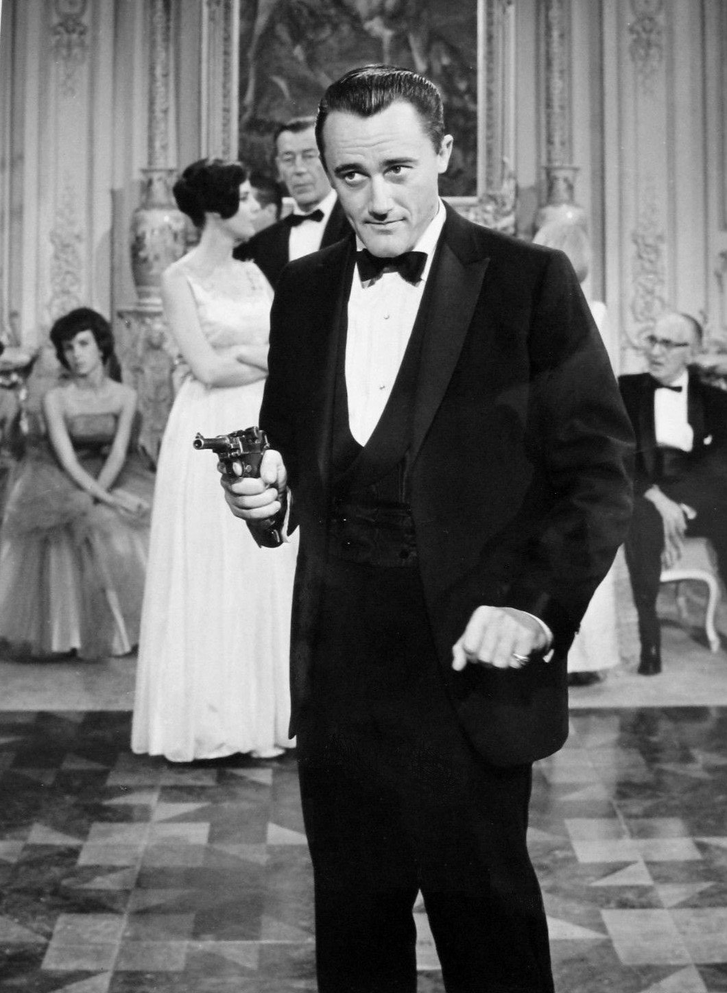 Photo of Robert Vaughn from the premiere episode of The Man from U.N.C.L.E. | Photo: NBC Television, Public domain, via Wikimedia Commons