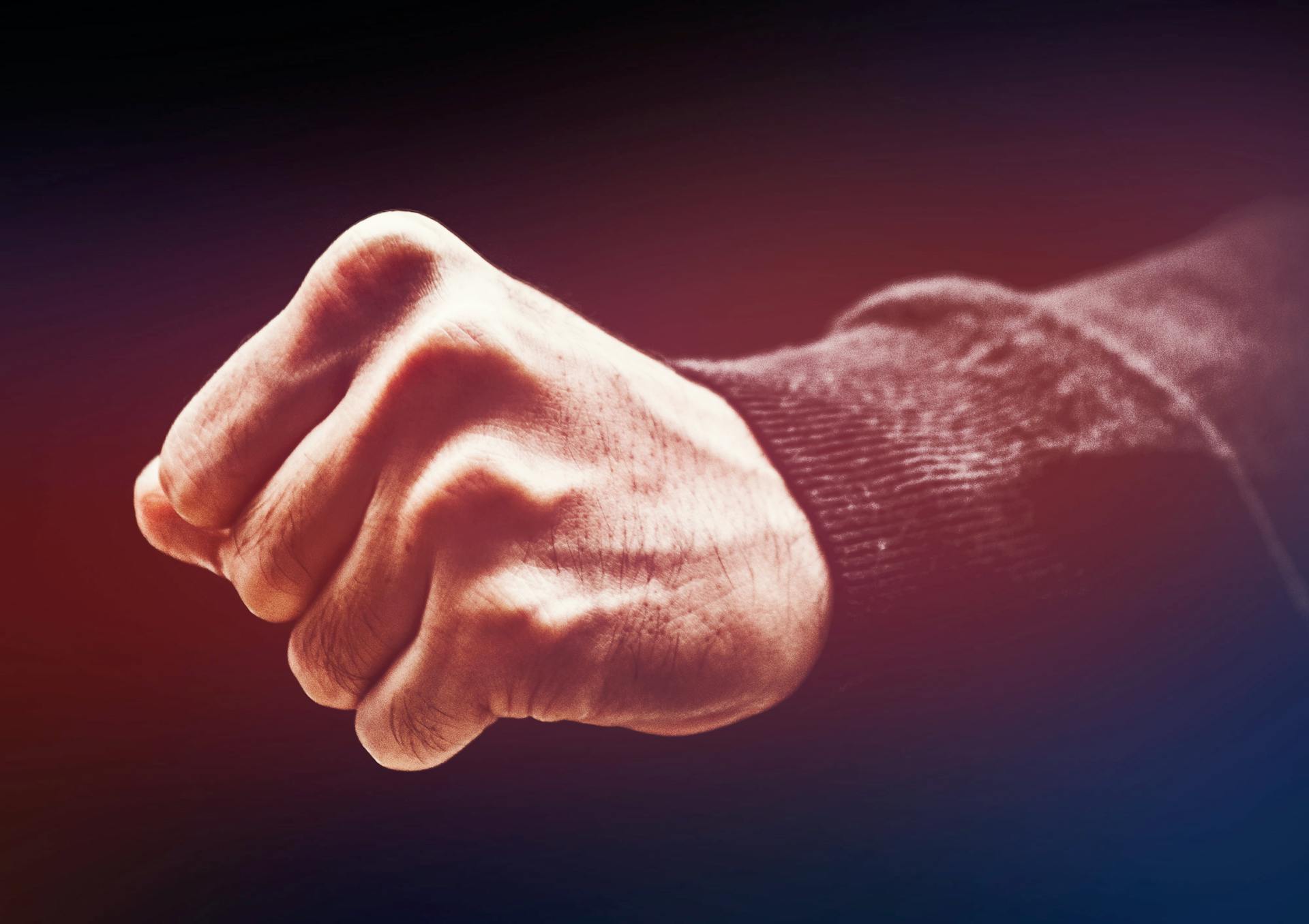 A man clenching his fist | Source: Pexels