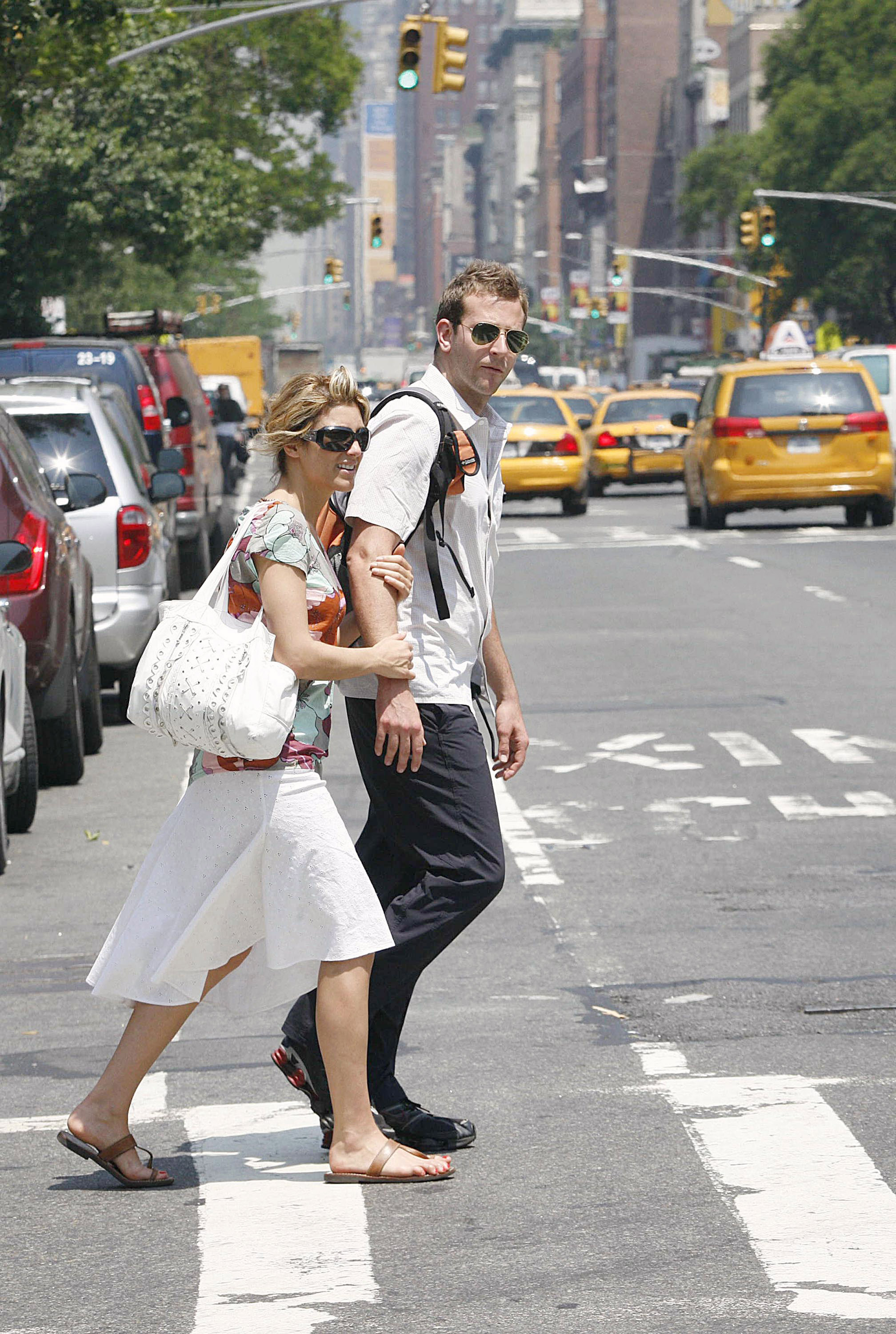 Jennifer Esposito and Bradley Cooper spotted in New York on May 30, 2006. | Source: Getty Images