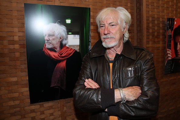 Le chanteur Hugues Aufray assiste à l'exposition "Hugues Aufray by Tony Frank". |Photo : Getty Images Le chanteur Hugues Aufray assiste à l'exposition "Hugues Aufray by Tony Frank". |Photo : Getty Images