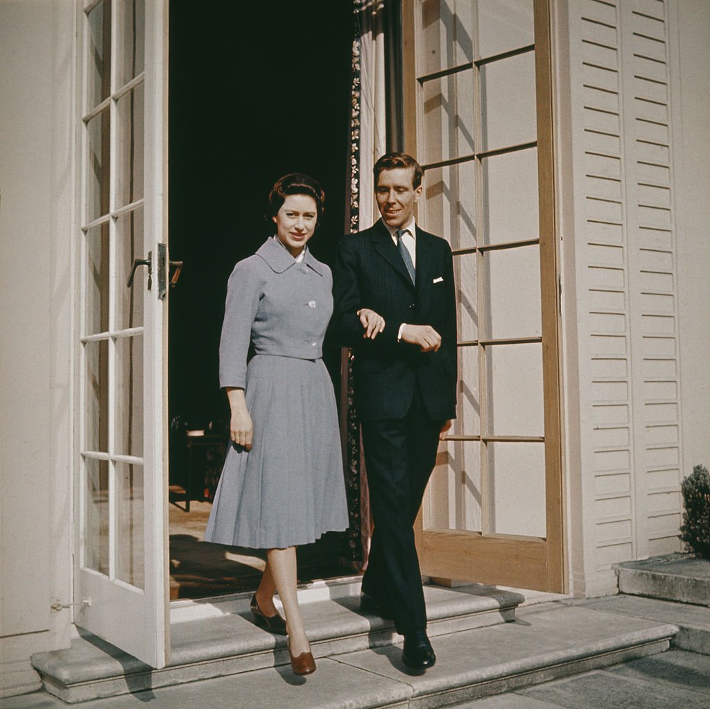  La princesse Margaret Rose (1930-2002) avec son fiancé Antony Armstrong-Jones au Royal Lodge. | Photo : Getty Images