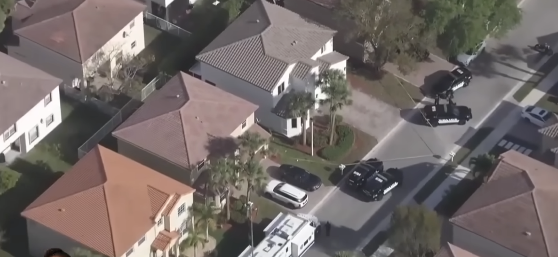 An aerial view shows Nancy and Stephen Bowen's quiet residential neighborhood cordoned off with multiple police vehicles and emergency responders, indicating an active crime scene investigation. | Source: YouTube/WPLG Local 10