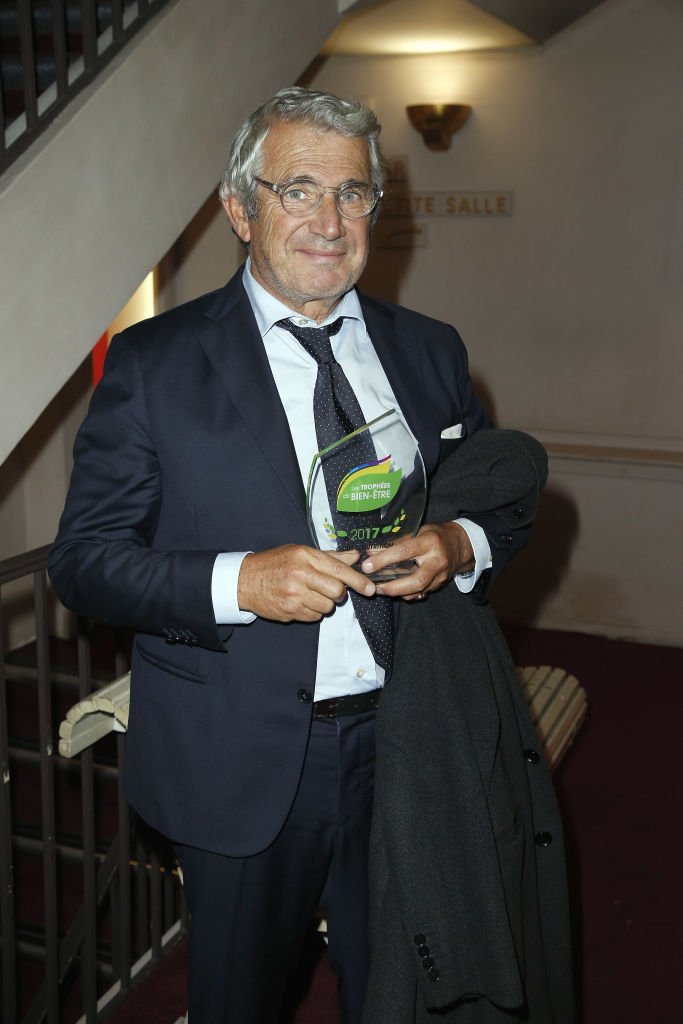 Michel Boujenah et son trophée du bien-être le 18 septembre 2017 à Paris. l Source : Getty Images Michel Boujenah et son trophée du bien-être le 18 septembre 2017 à Paris. l Source : Getty Images