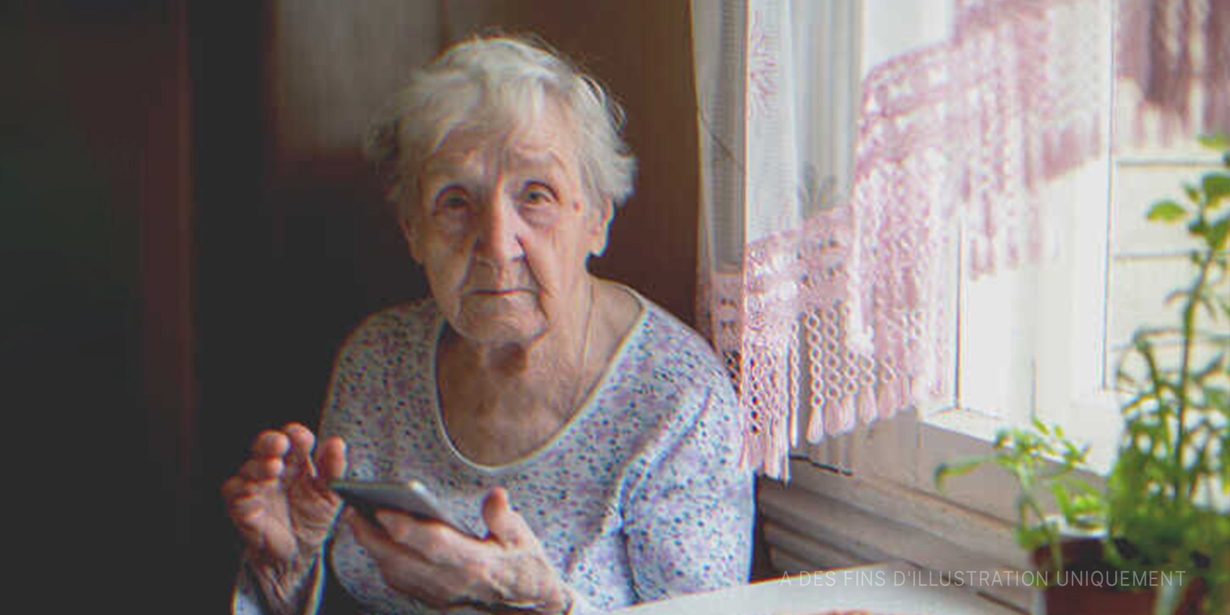 Femme âgée consultant son téléphone | Source : Shutterstock  