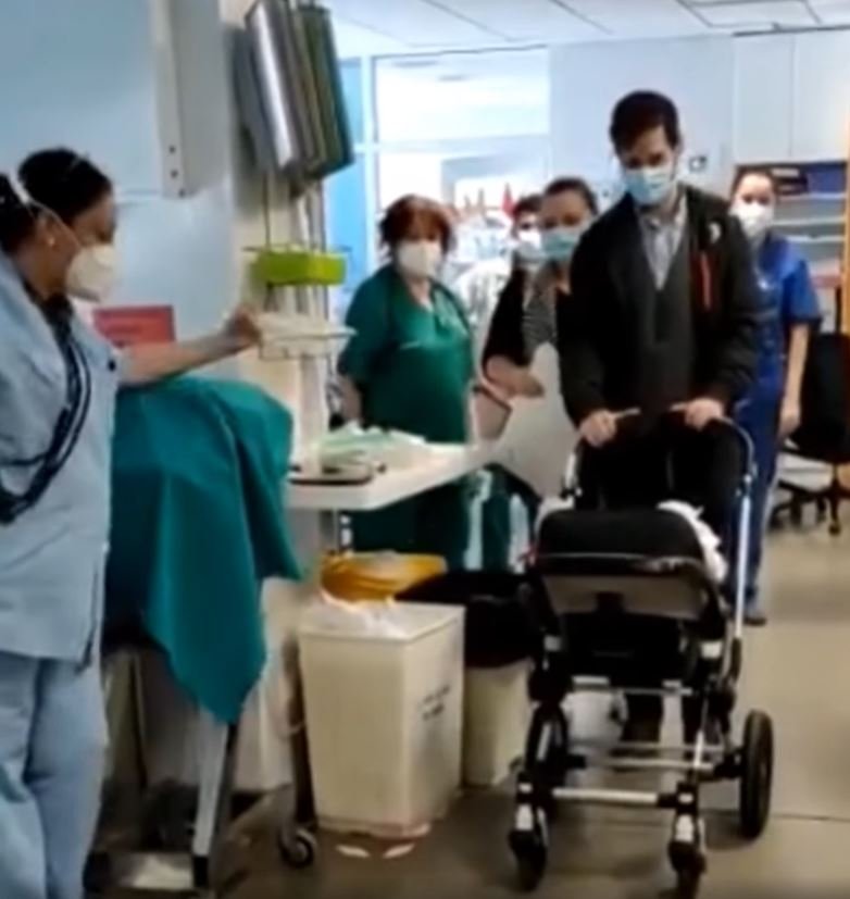 Bebé español es dado de alta en el hospital. | Foto: Captura de Facebook.com/elmundo