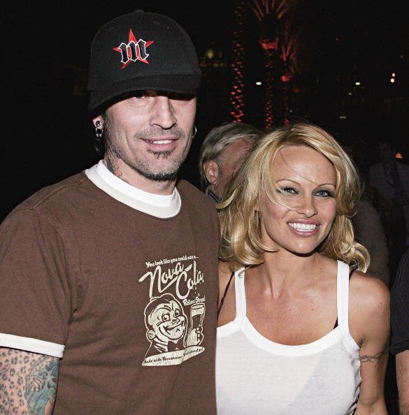 Pamela Anderson and Tommy Lee arrive at the Rodeo Drive Walk of Style Event Honoring Tom Ford on March 28, 2004, in Beverly Hills, California. | Source: Getty Images.