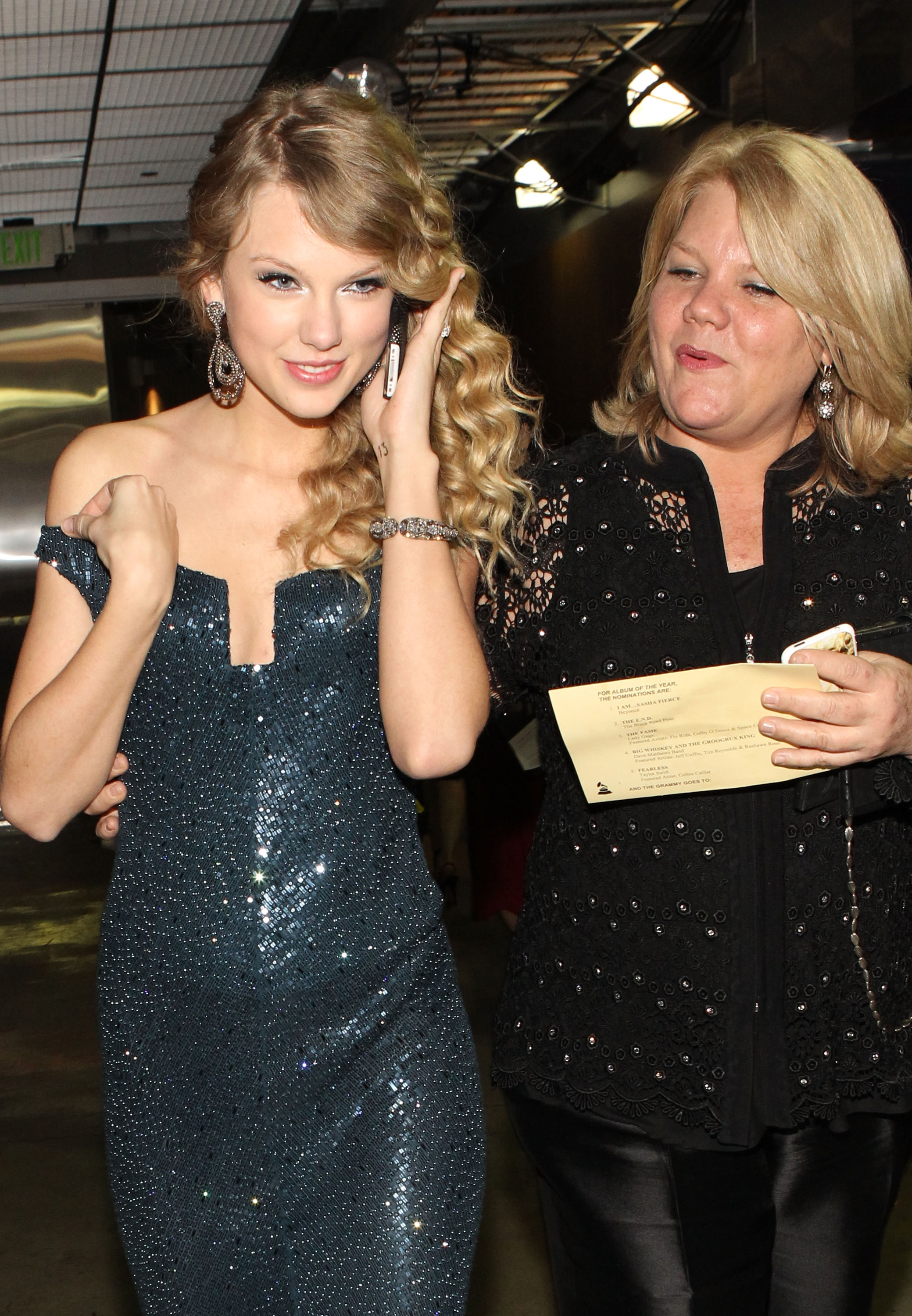 Taylor Swift and Andrea Swift backstage during the 52nd Annual GRAMMY Awards in Los Angeles, California, on January 31, 2010. | Source: Getty Images