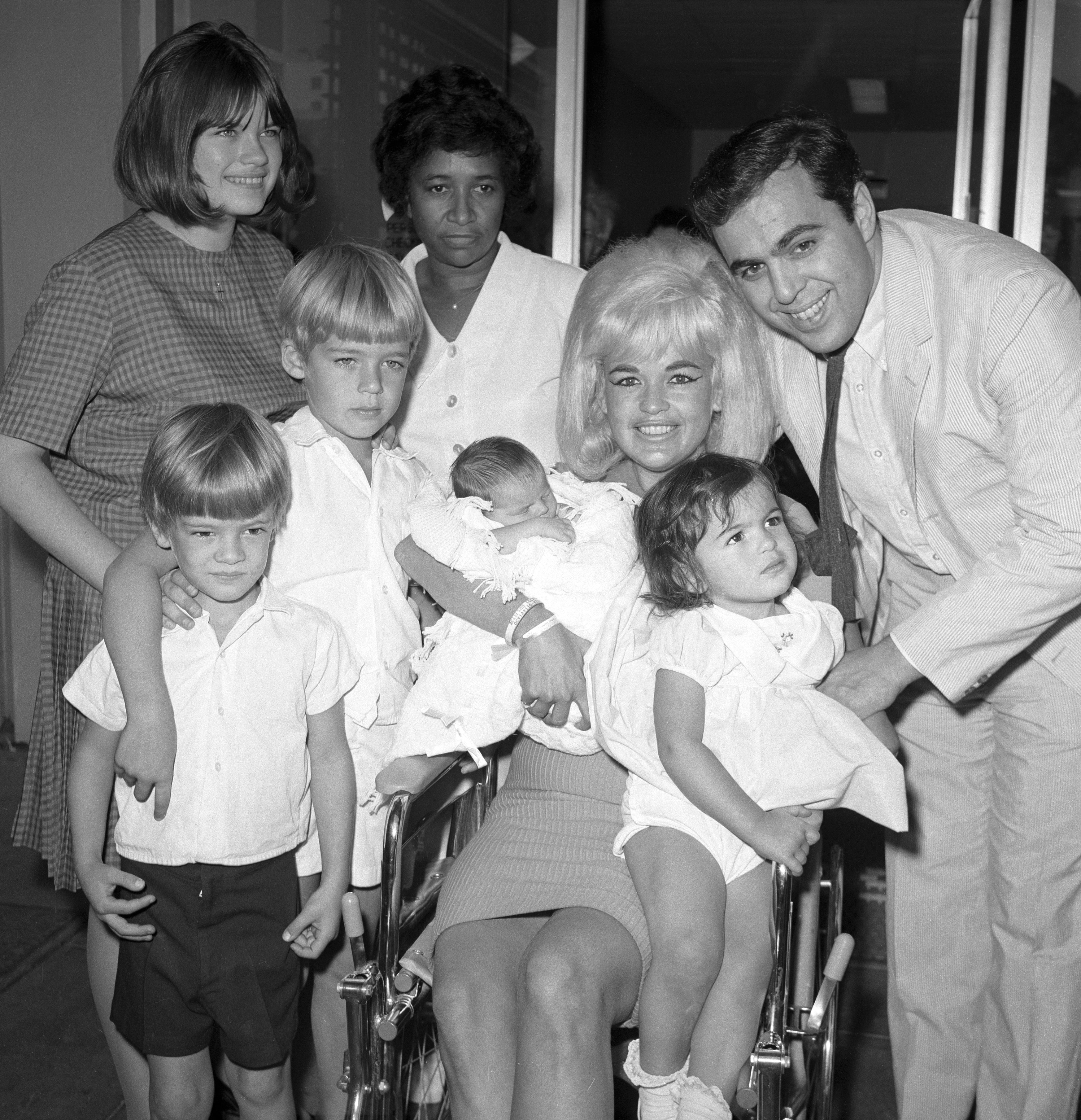 Jayne Mansfield y Matt Cimber con los hijos de la actriz tras el nacimiento de Tony. | Foto: Getty Images