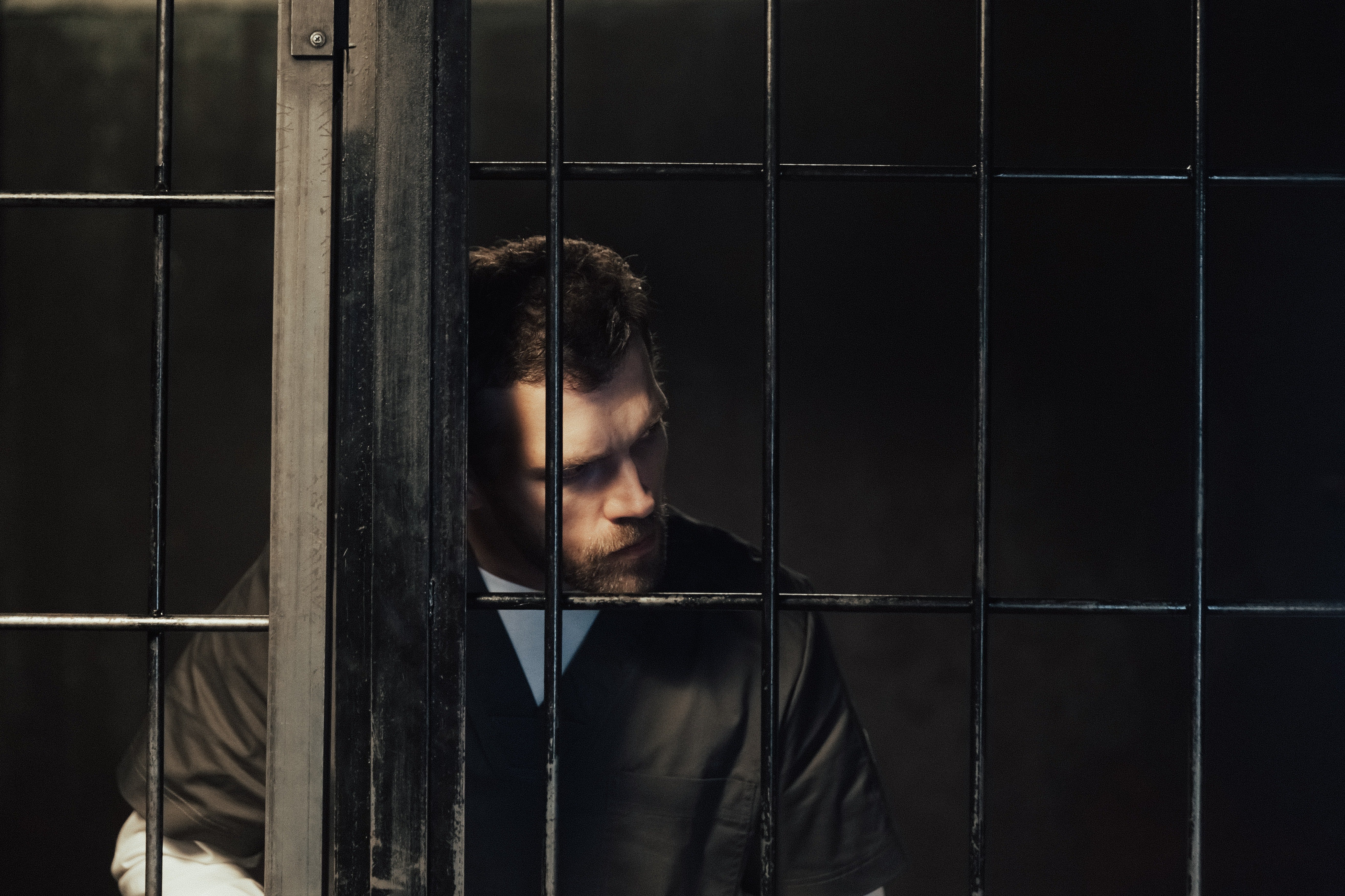 Un joven detenido en una celda. | Foto: Pexels