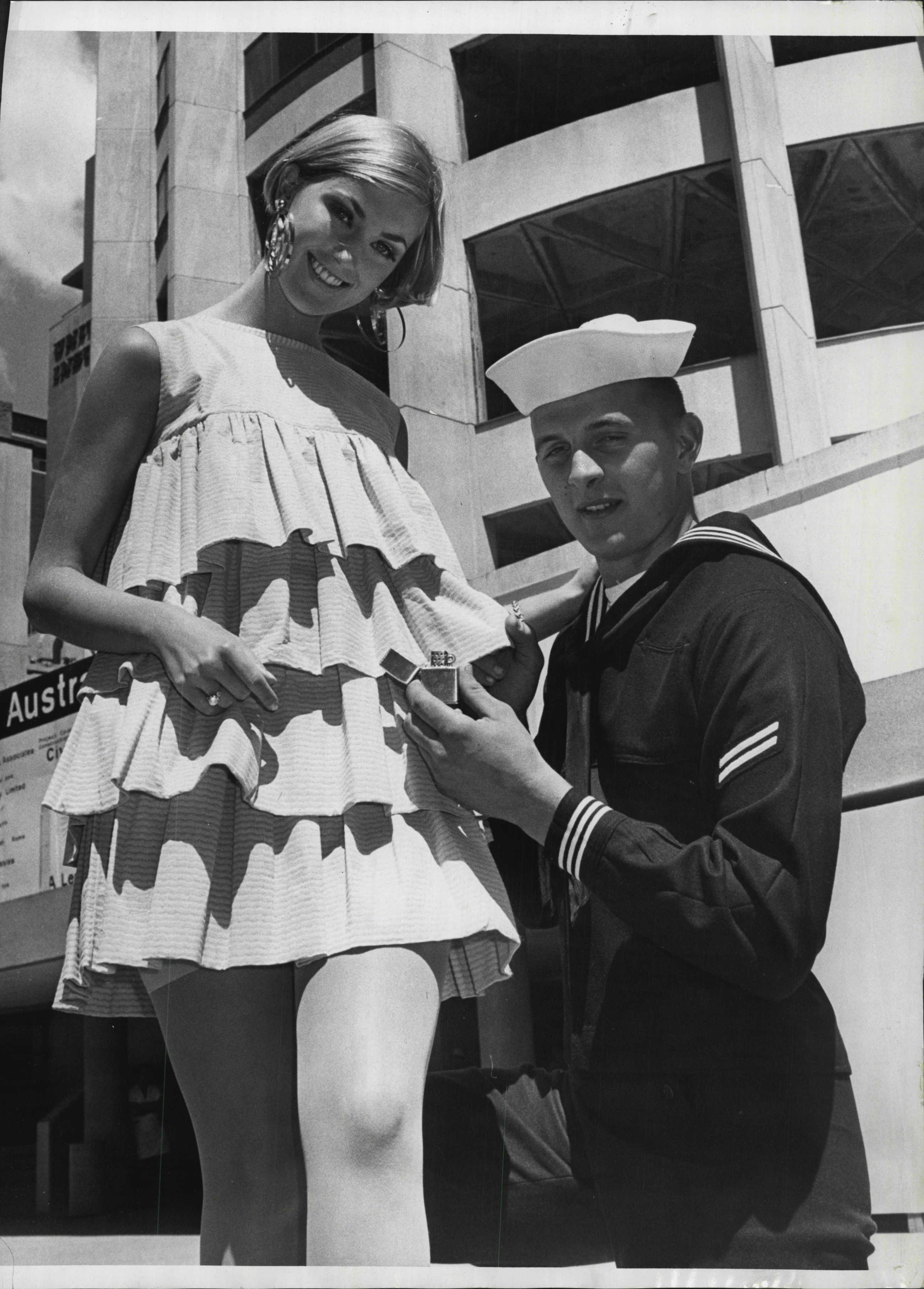 Modelo Michele Wheeler luce vestido de papel junto al guardacostas Ronald Klegan en Nueva York, EEUU, en 1966. | Foto: Getty Images Modelo Michele Wheeler luce vestido de papel junto al guardacostas Ronald Klegan en Nueva York, EEUU, en 1966. | Foto: Getty Images