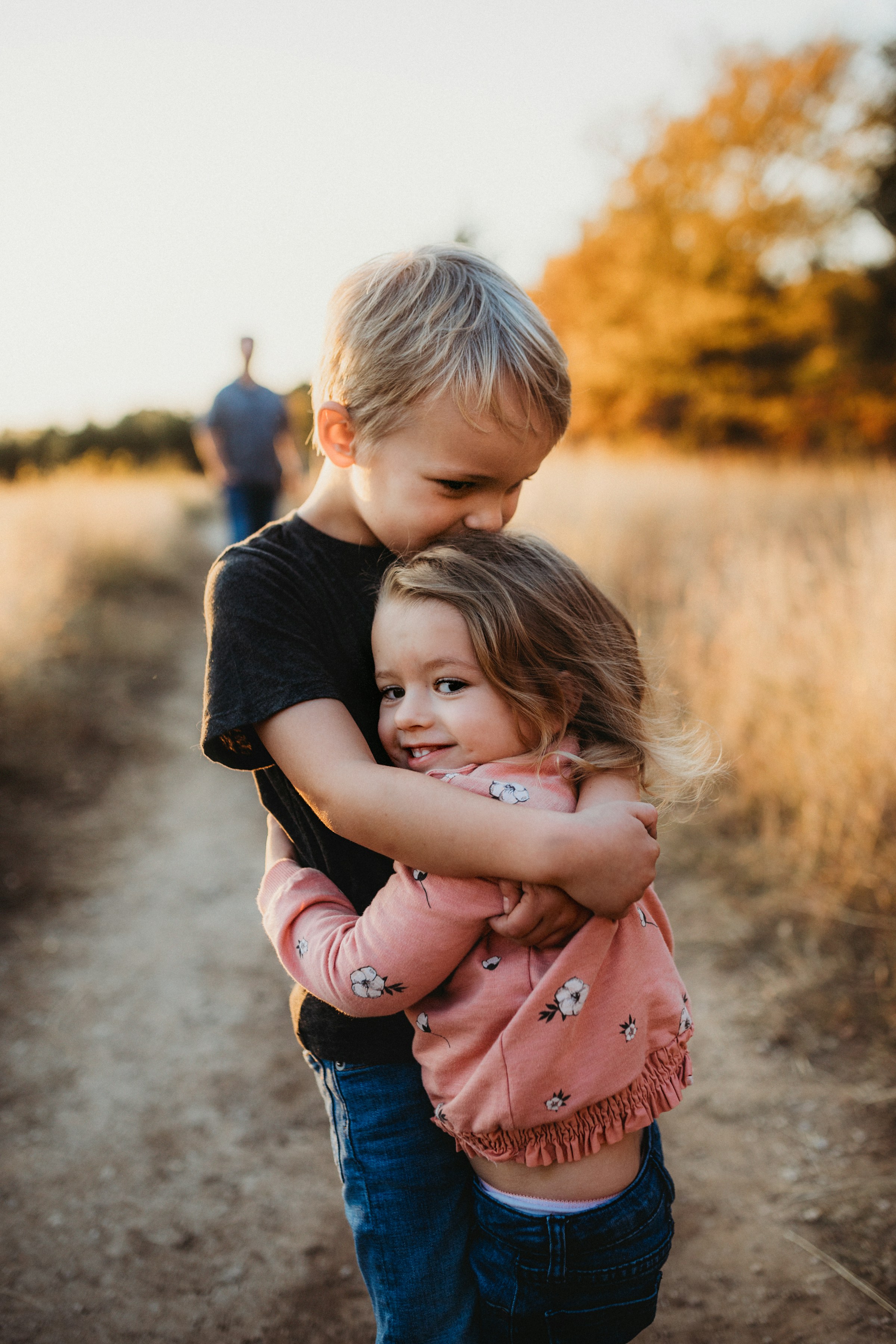 A big brother hugging his little sister | Source: Unsplash