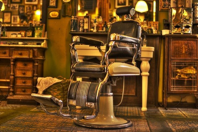 An empty chair at an old-styled barbershop. I Image: Pixabay.