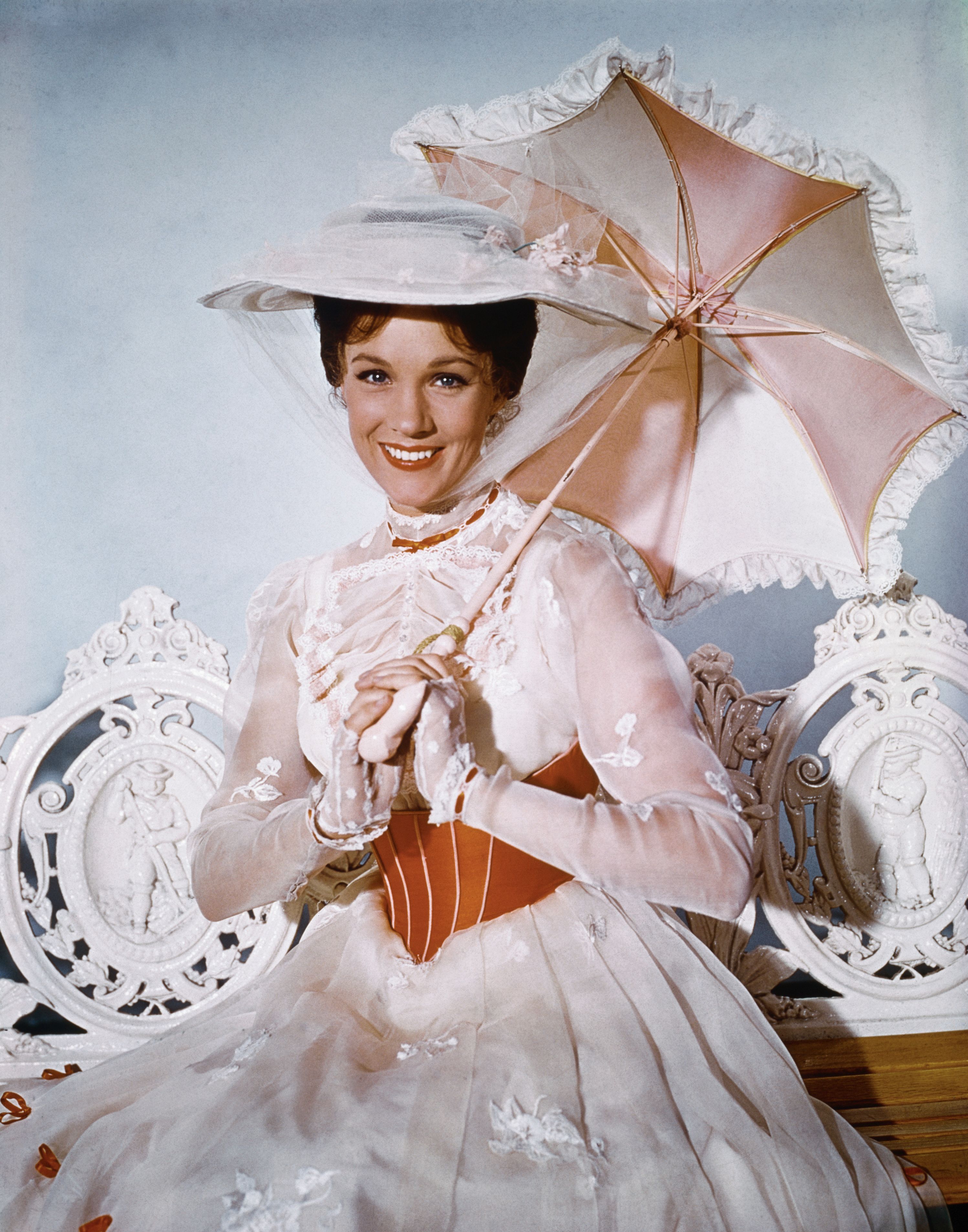Julie Andrews posing as her character, Mary Poppins, for a photoshoot on February 18, 1965. | Photo: Getty Images