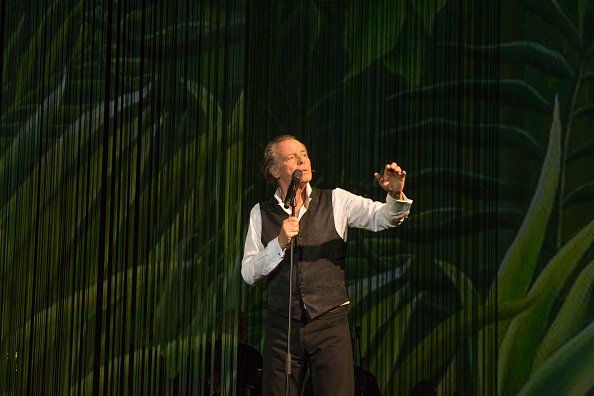 Michel Leeb se produit lors du spectacle "Michel Leeb 40 ans" au Casino de Paris. |Photo : Getty Images