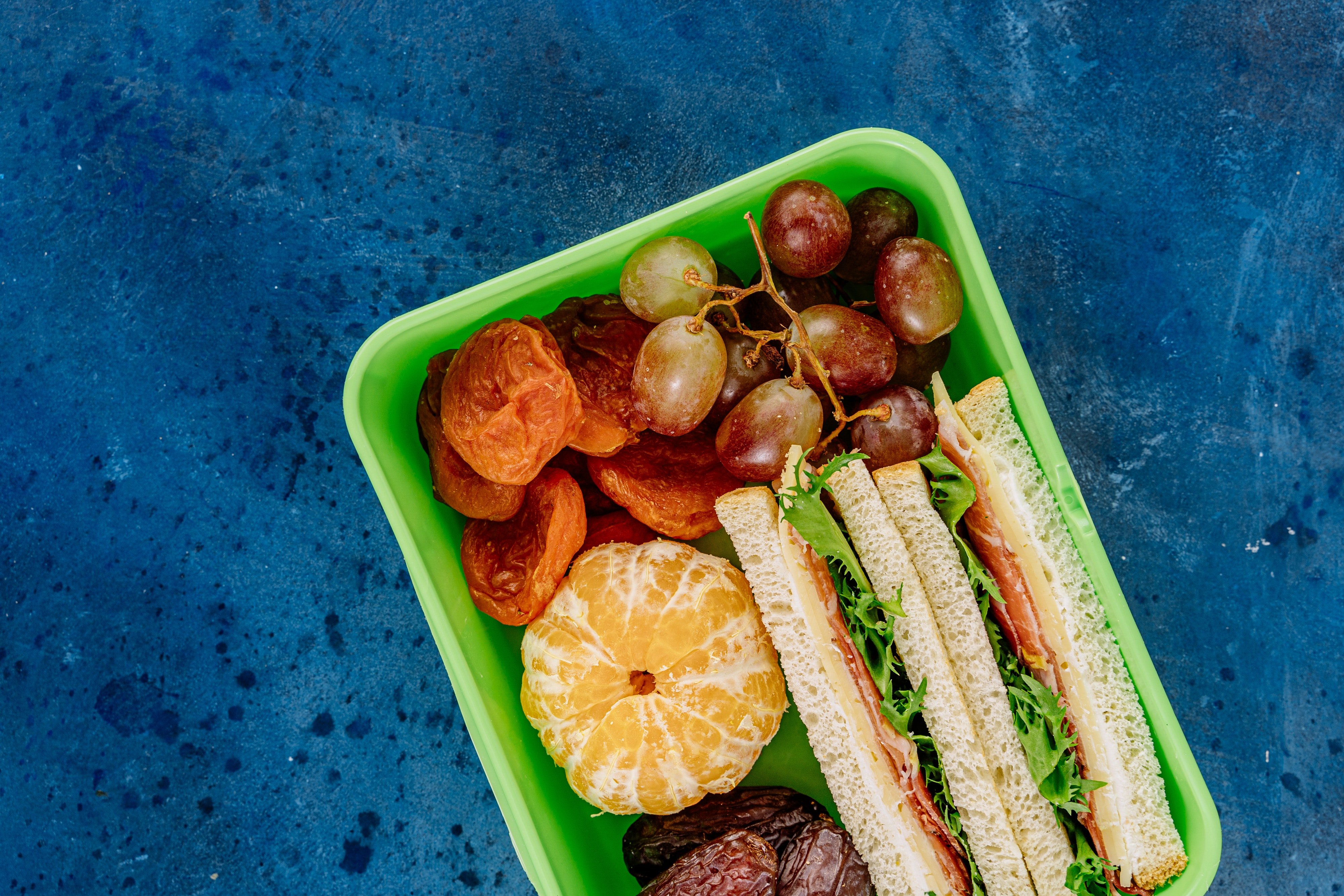 Stuart was startled to find a sandwich & fruits in his lunchbox. | Source: Pexels