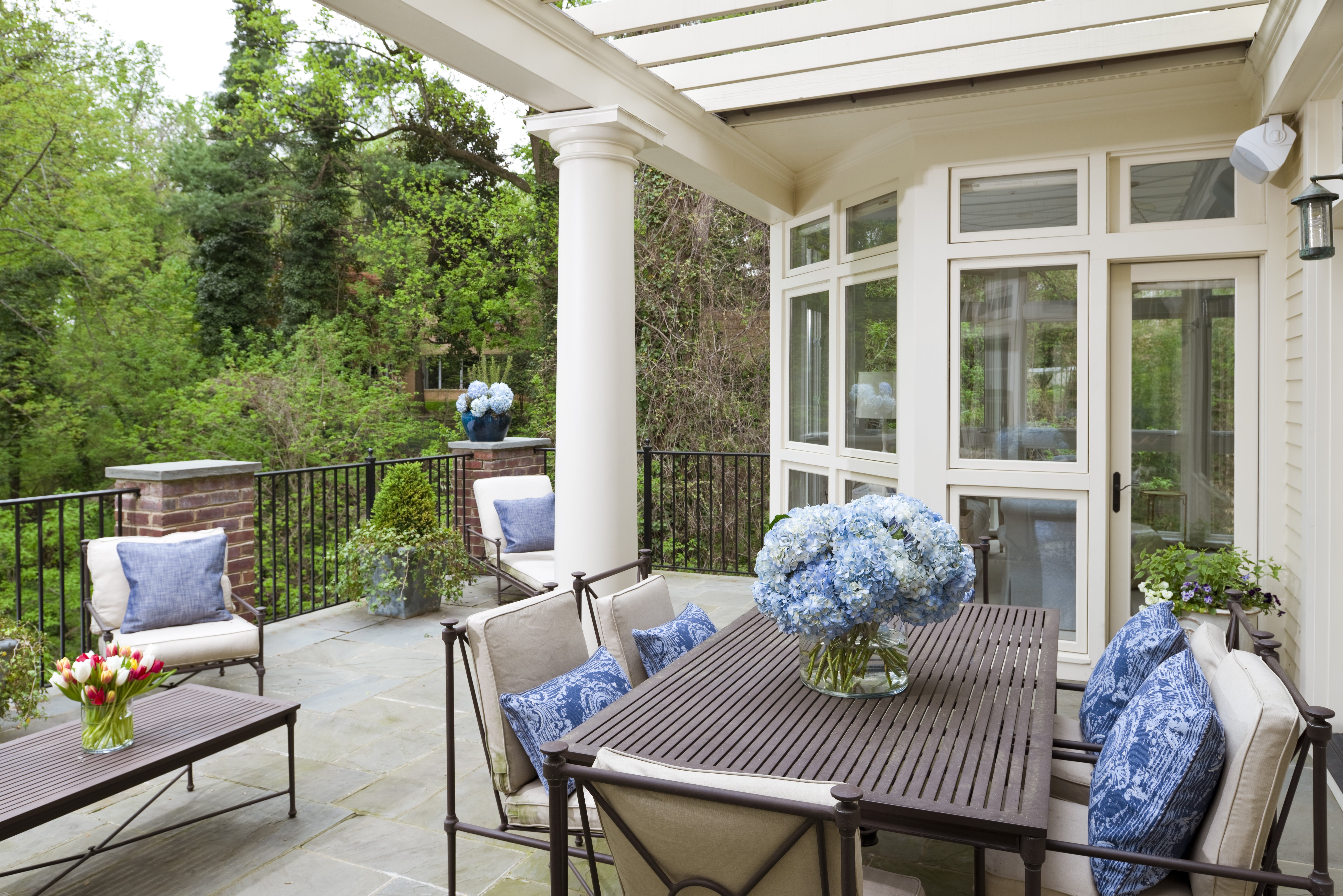 Geoff Tracy and his wife Norah O'Donnell's Wesley Heights mansion outdoor sitting area.  | Photo: Getty Images