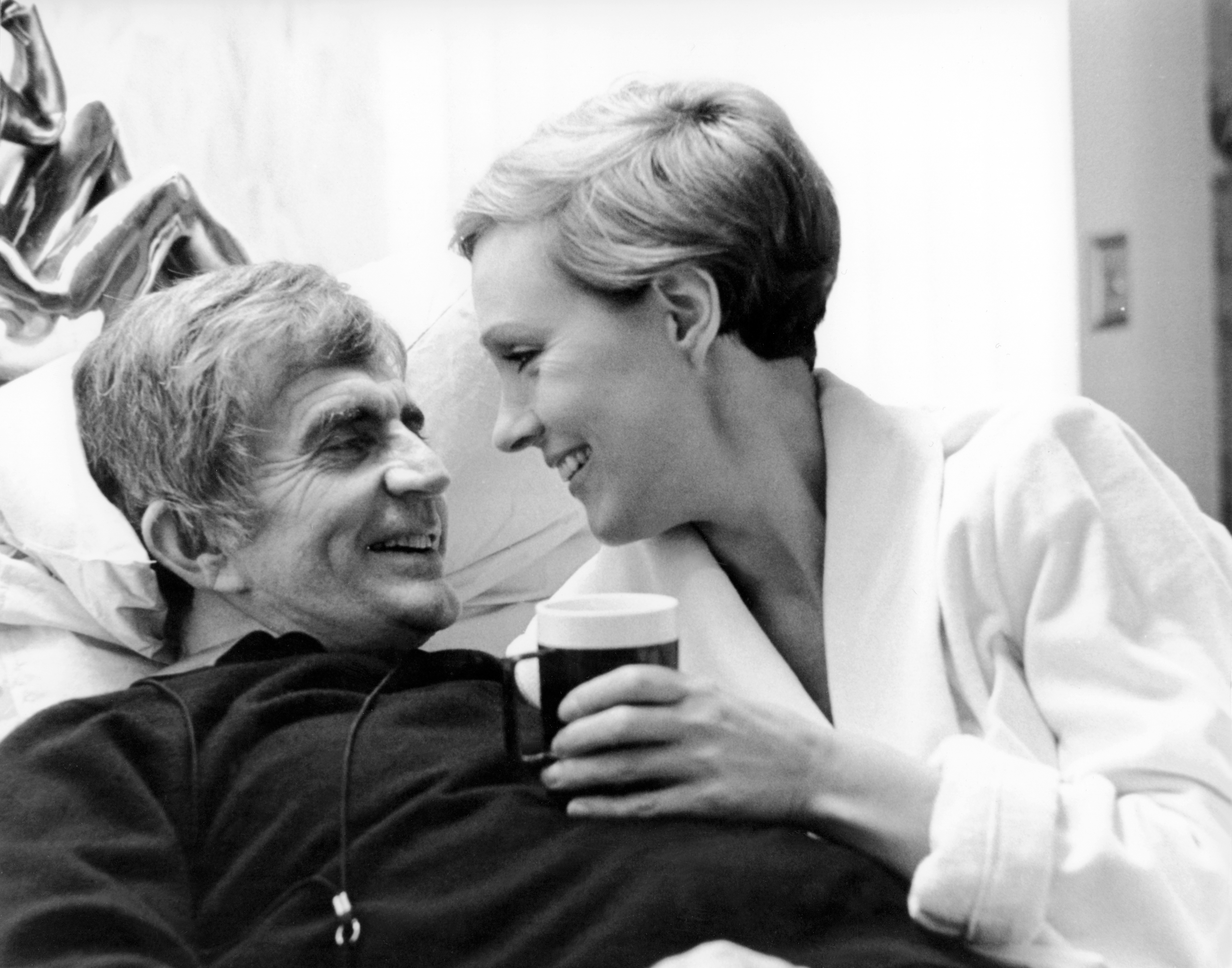 Blake Edwards and Julie Andrews on the set of his movie "Victor Victoria," circa 1982 | Source: Getty Images