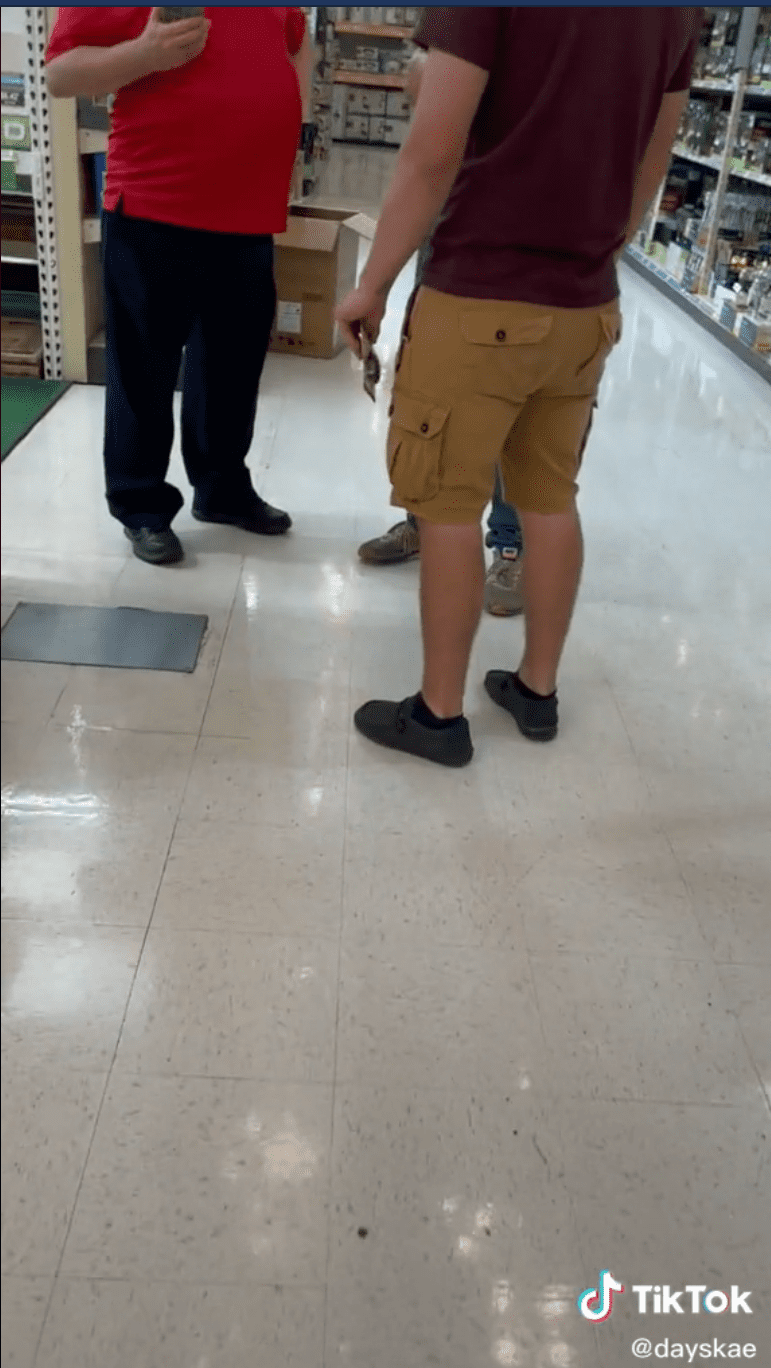 Man being reprimanded for taking creepy pictures at the mall. | Photo: Tiktok.com/@dayskae