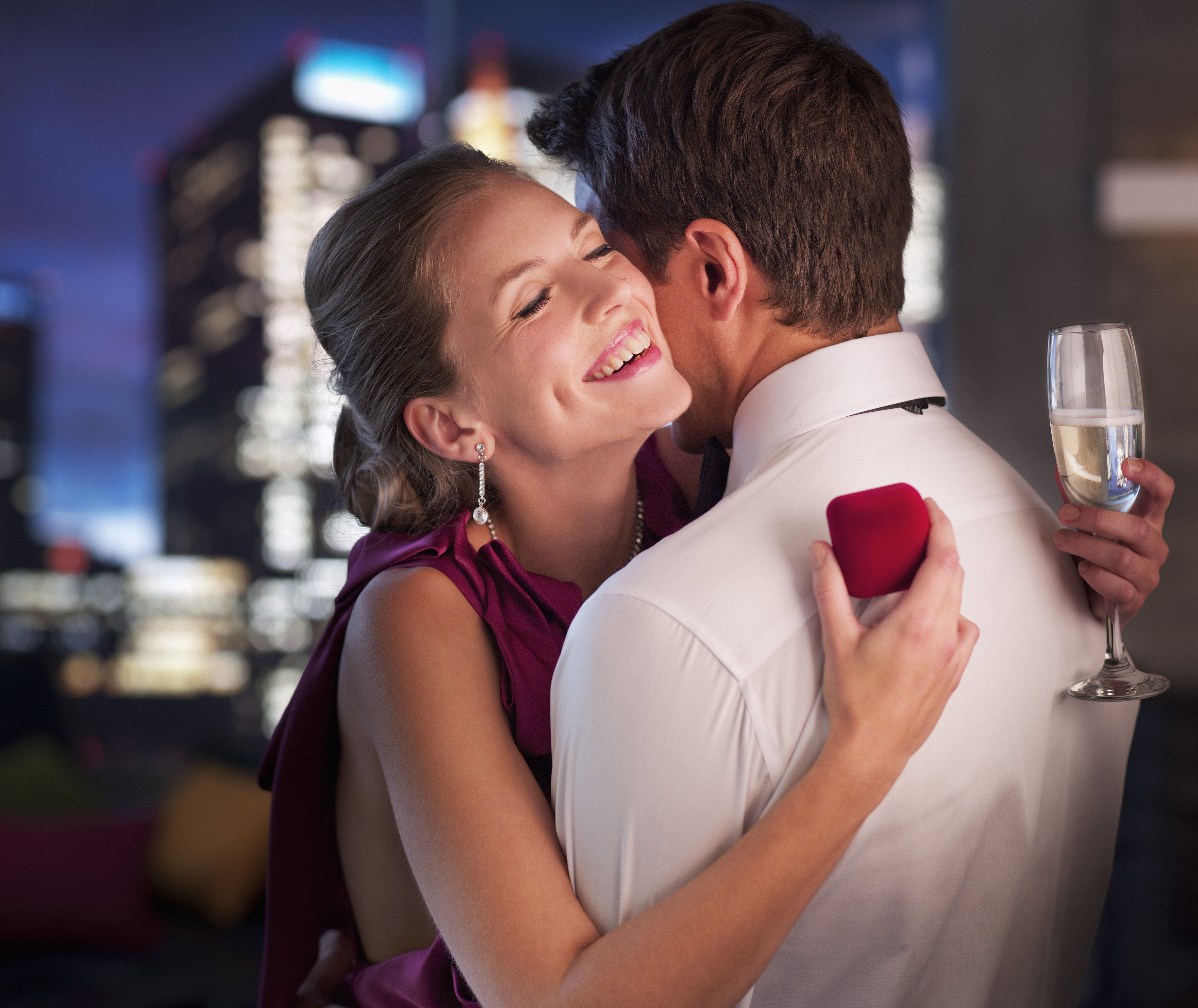 Una pareja de recién comprometidos abrazándose | Fuente: Getty Images