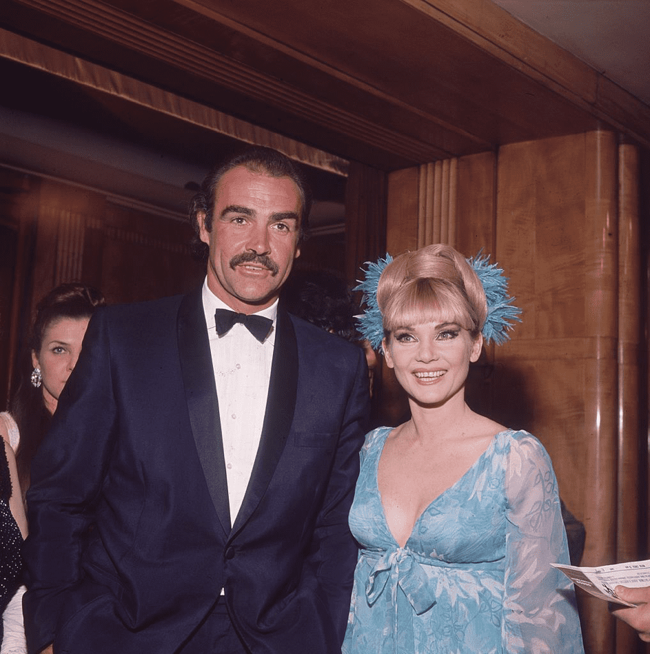 Sean Connery mit seiner ersten Frau Diane Cilento bei der Filmpremieren von "You Only Live Twice" | Quelle: Getty Images