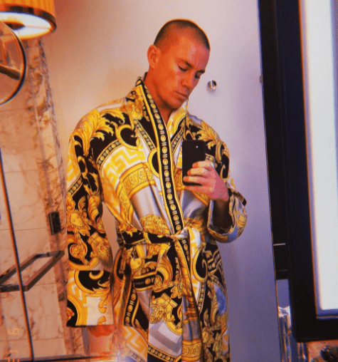 Channing Tatum takes a selfie in front of a mirror while dressed in a Versace robe. | Photo: instagram.com/channingtatum