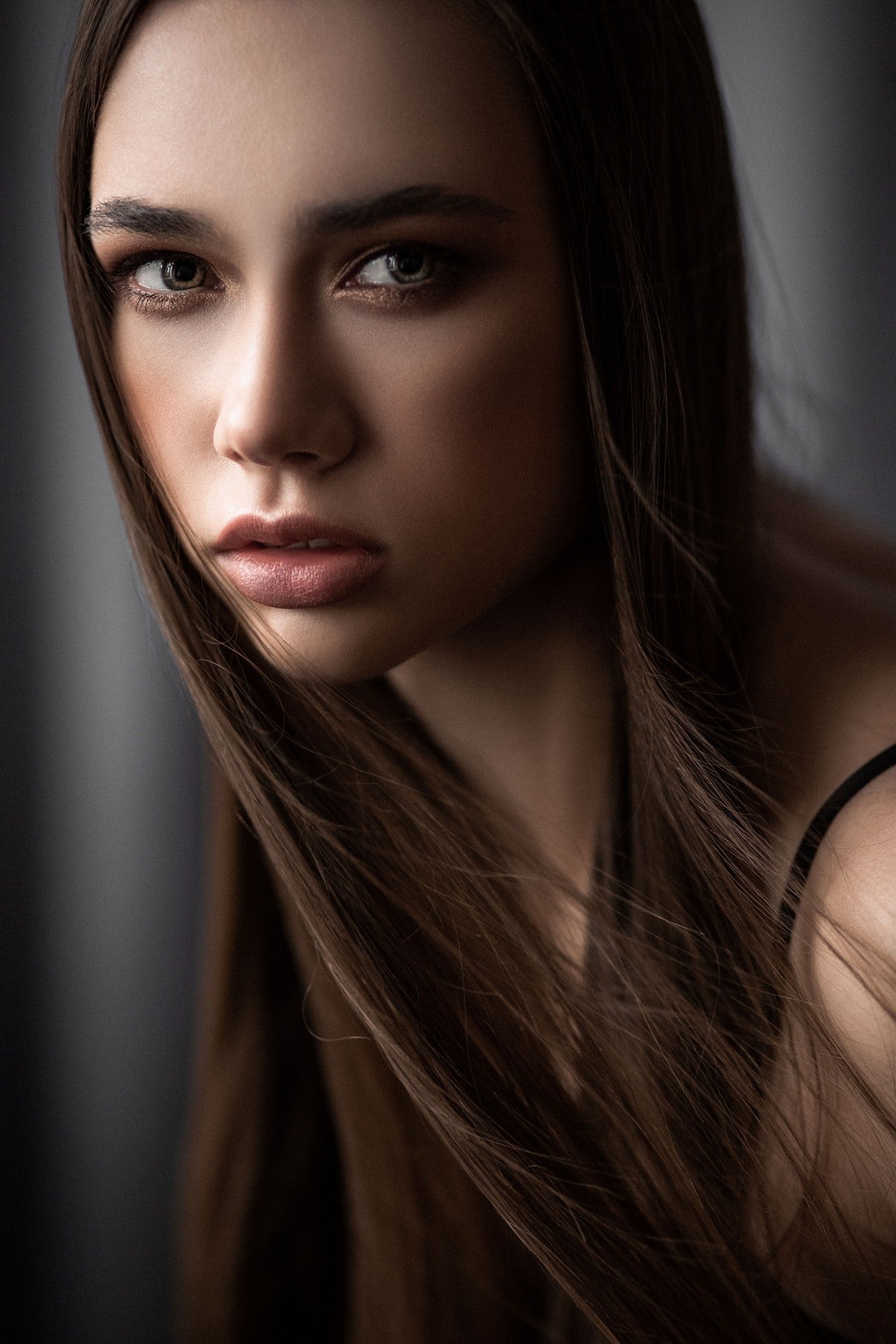 Retrato de joven con el cabello largo. | Foto: Pexels