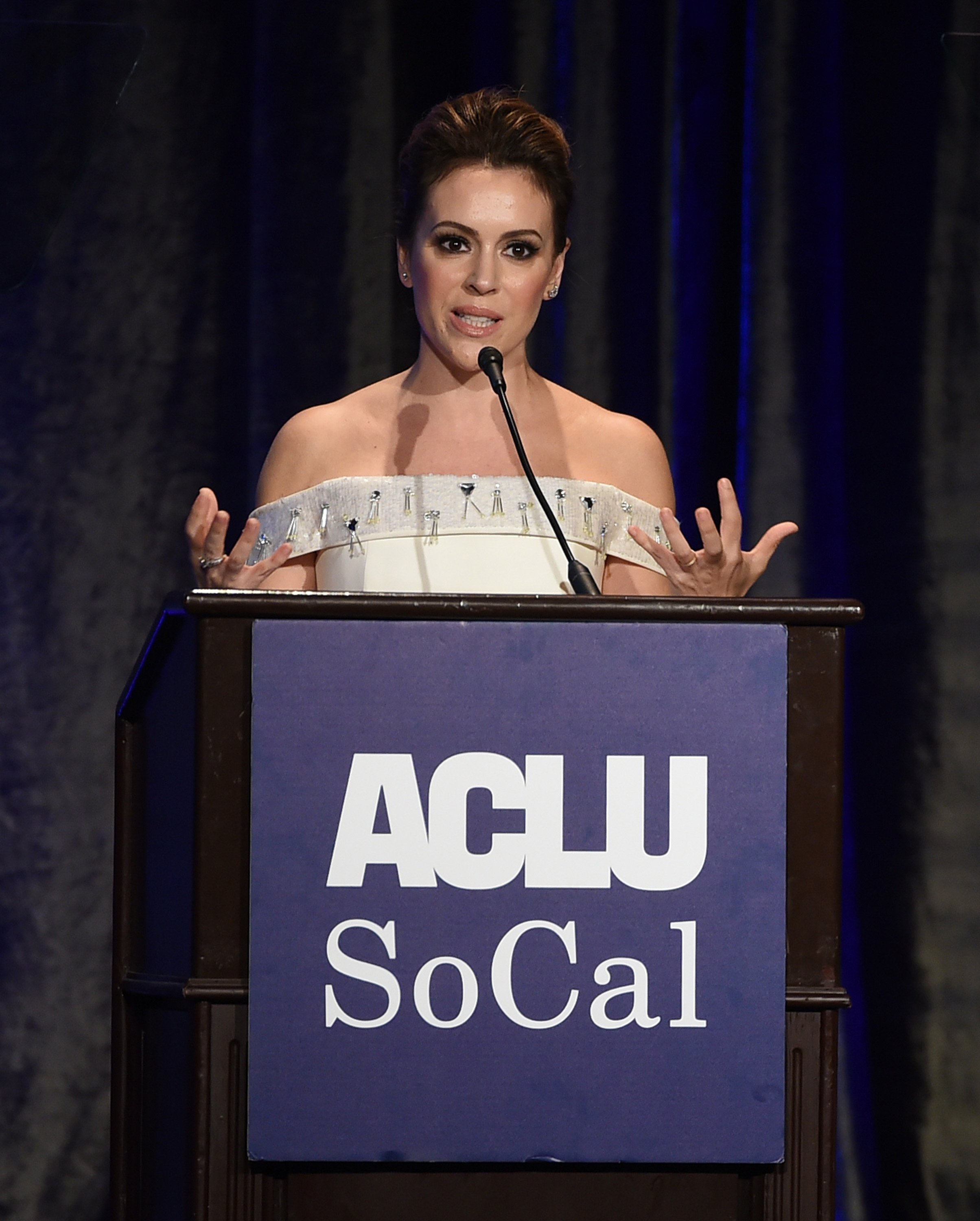 Alyssa Milano accepts the Eason Monroe Courageous Advocate Award at the ACLU's Annual Bill of Rights Dinner at the Beverly Wilshire Hotel on November 11, 2018 in Beverely Hills, California | Photo: Getty Images