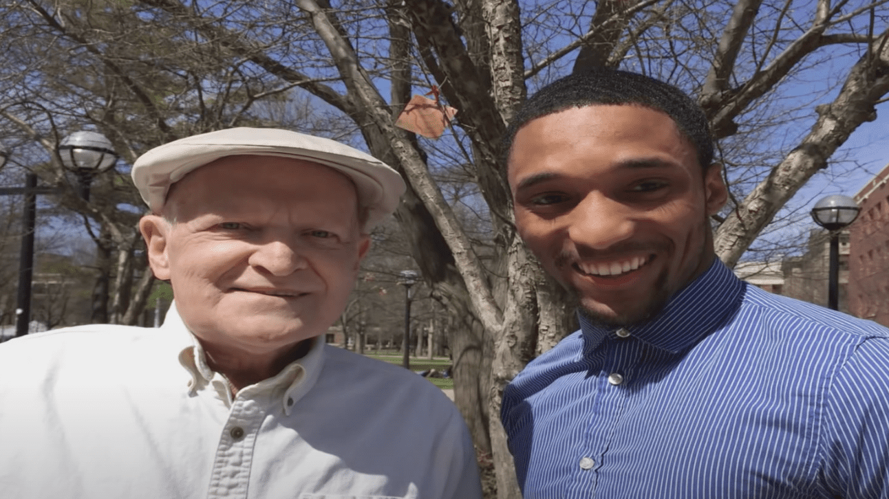A student helped an elderly man with cancer to raise money to pay his home mortgage | Photo: Youtube/KeepItJay