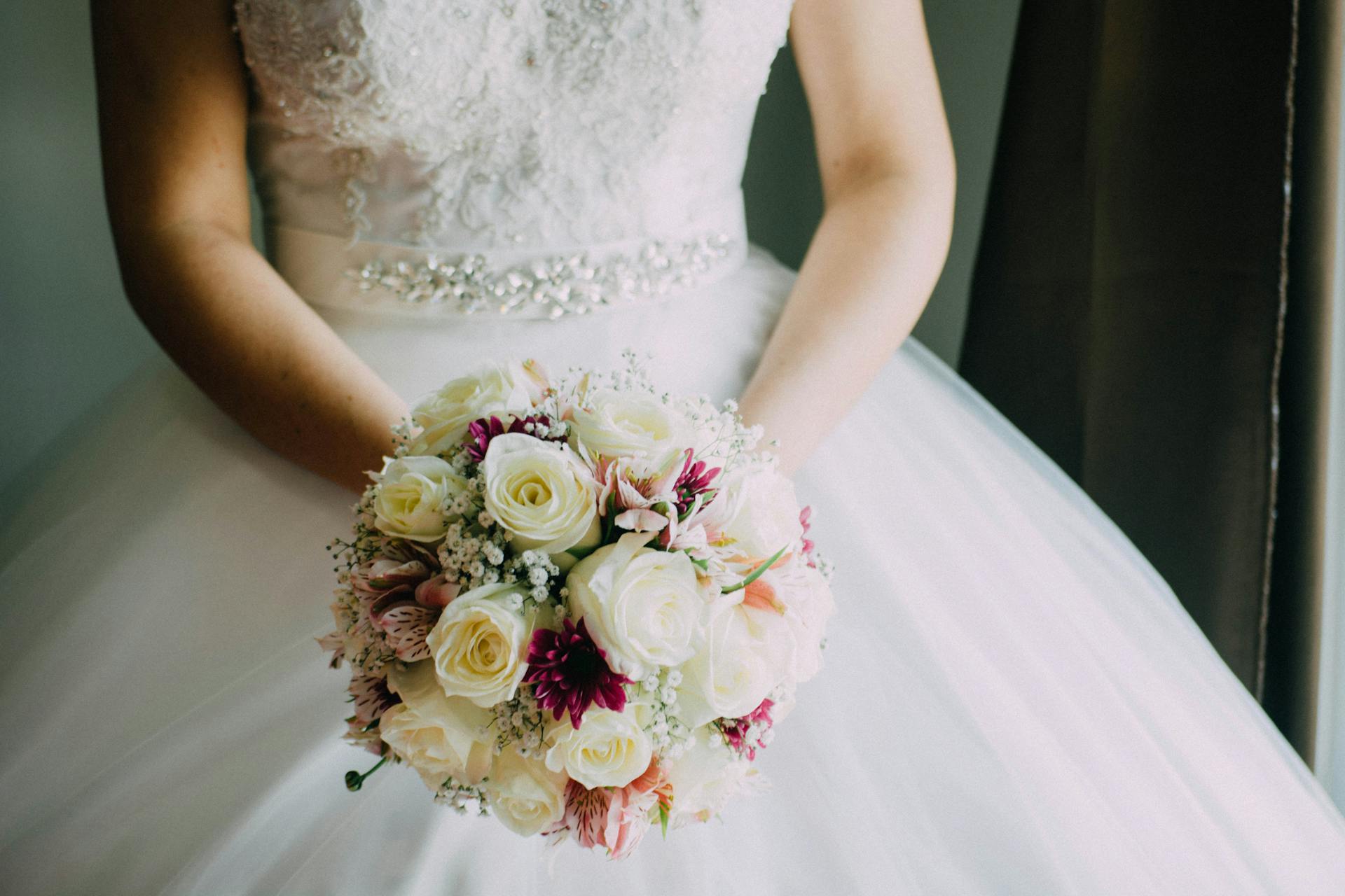 A bride holding flowers | Source: Pexels