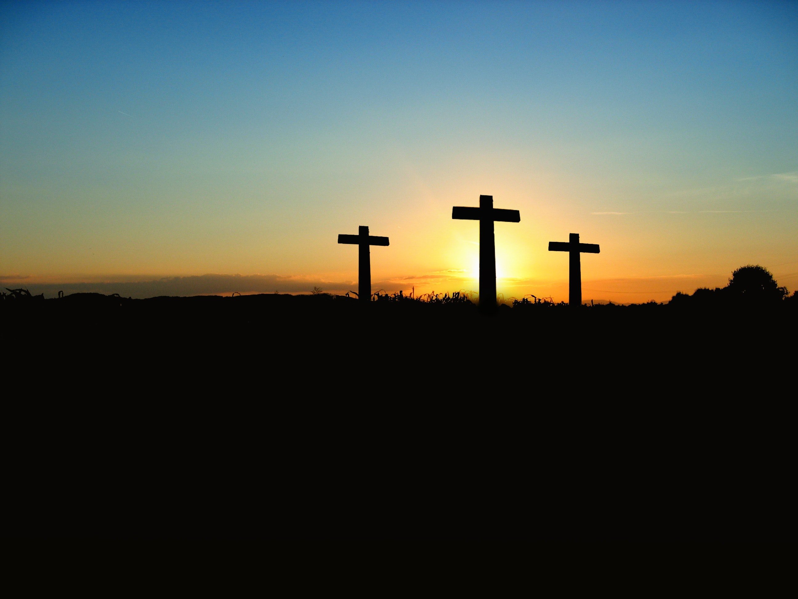 Tres cruces al atardecer. Fuente: Pexels Tres cruces al atardecer. Fuente: Pexels