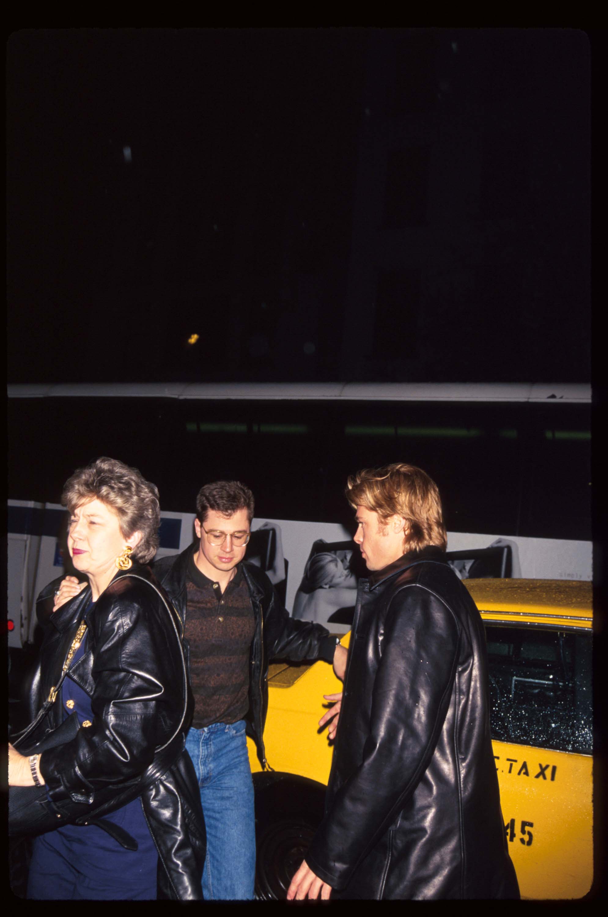 Brad Pitt, accompanied by his mother and brother, arrives at Morgan's Bar on March 28, 1996, in New York City | Source: Getty Images