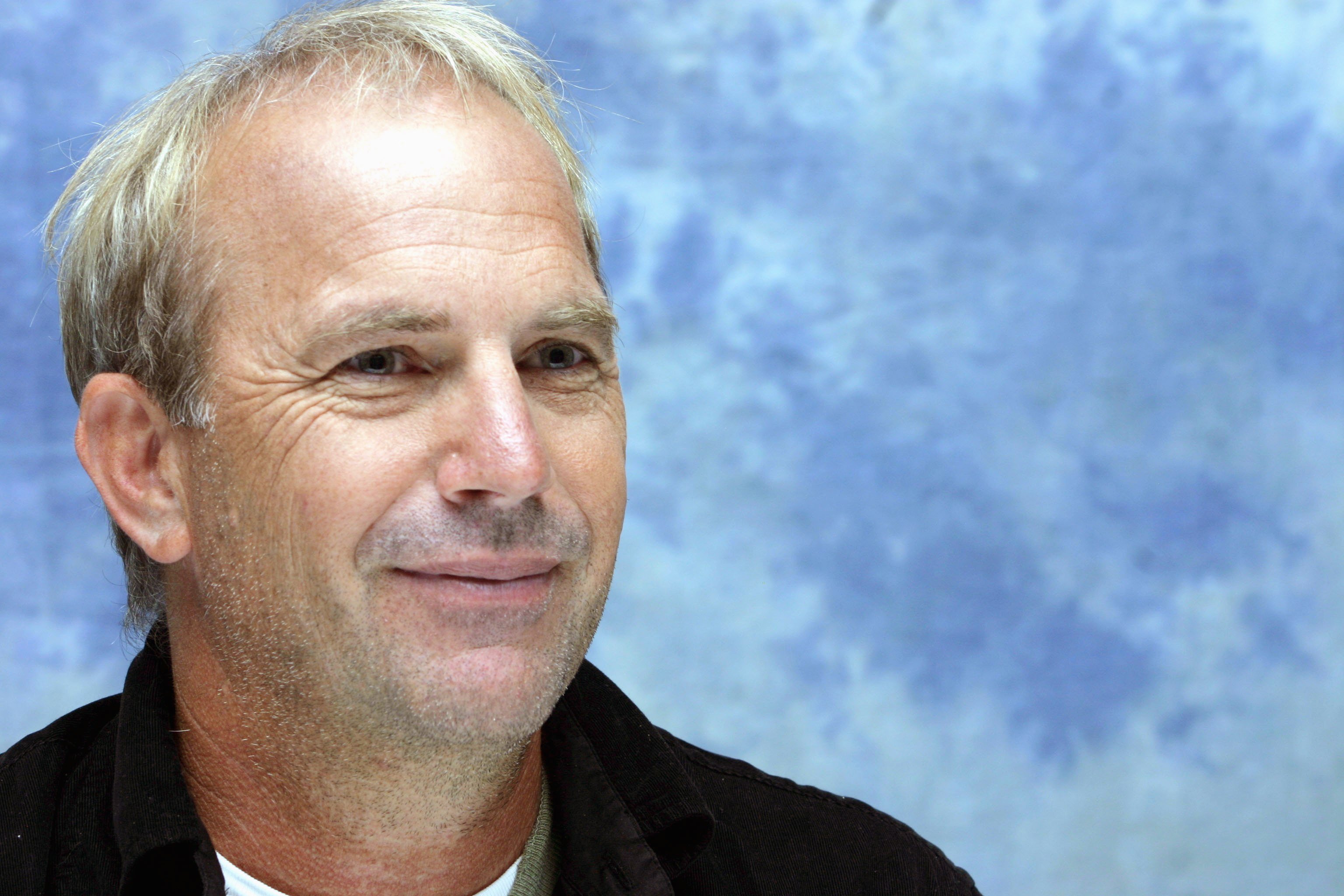 Kevin Costner talks at the Four Seasons Hotel on September 9, 2006 | Photo: GettyImages