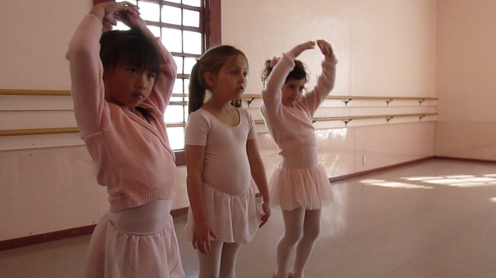 Girls in ballet class | Source: Flickr