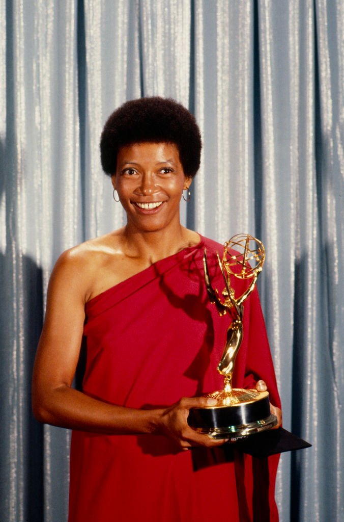 Olivia Cole with her award for Outstanding Single Performance by a Supporting Actress in a Comedy or Drama Series at the 1977 Primetime Emmy Awards. | Photo: Getty Images