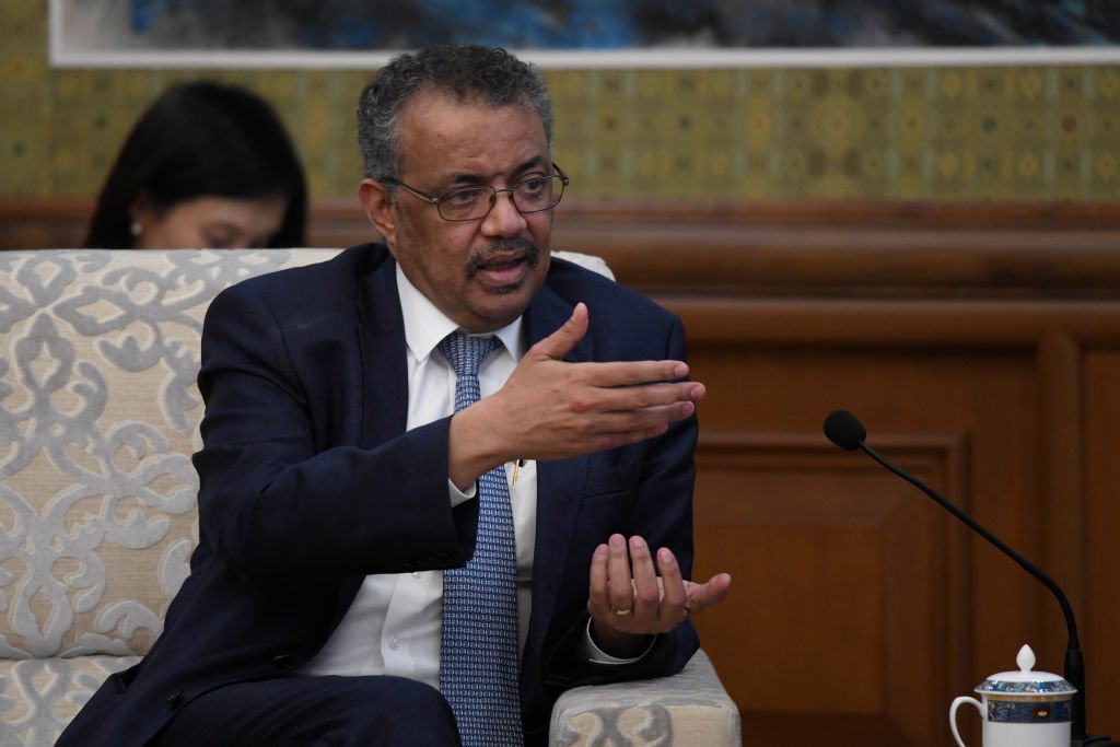 Tedros Adhanom, directeur général de l'Organisation mondiale de la santé, rencontre le conseiller d'État et ministre des affaires étrangères chinois Wang Yi au Diaoyutai State Guesthouse le 28 janvier 2020 à Pékin, en Chine. | Photo : Getty Images