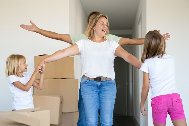 Madre de la mano con sus hijas. │Foto: Freepik
