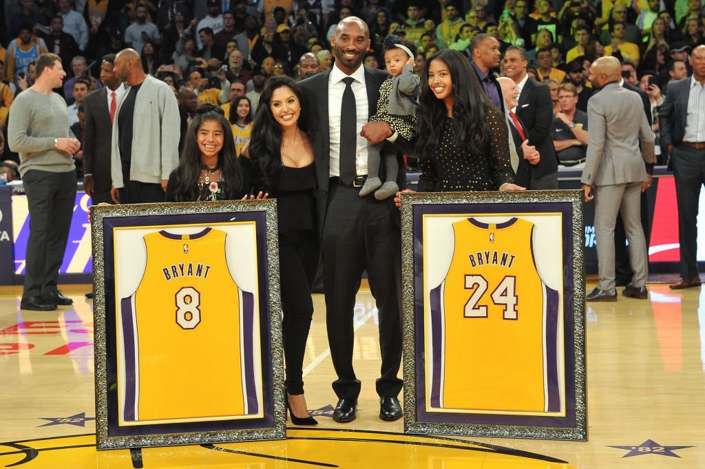 Kobe Bryant, su esposa Vanessa y sus hijas Gianna, Natalia y Bianka en la ceremonia de retiro de Kobe Bryant. | Foto: Getty Images
