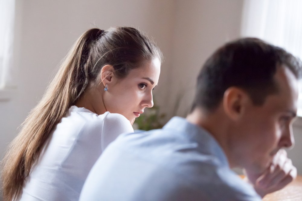 Mujer viendo de reojo. | Foto: Shutterstock