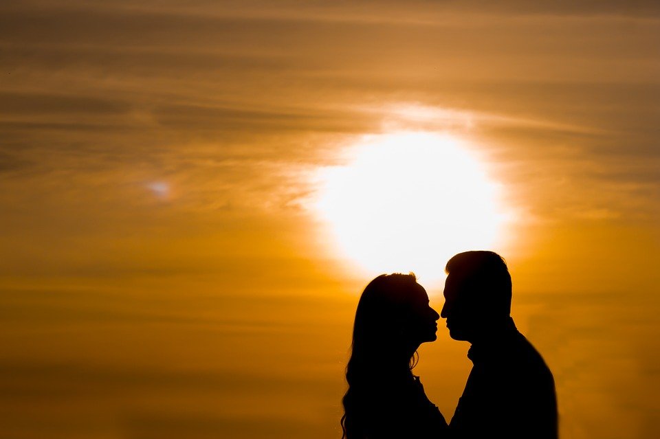 Romantic couple in the sunset l Image: Pixabay
