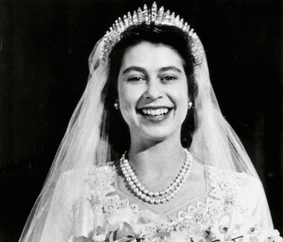 Elizabeth II después de la boda en la abadía de Westminster el 20 de noviembre de 1947. │ Foto: Getty Images