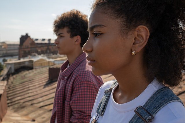 Teenagers on rooftop | Source: Pexels