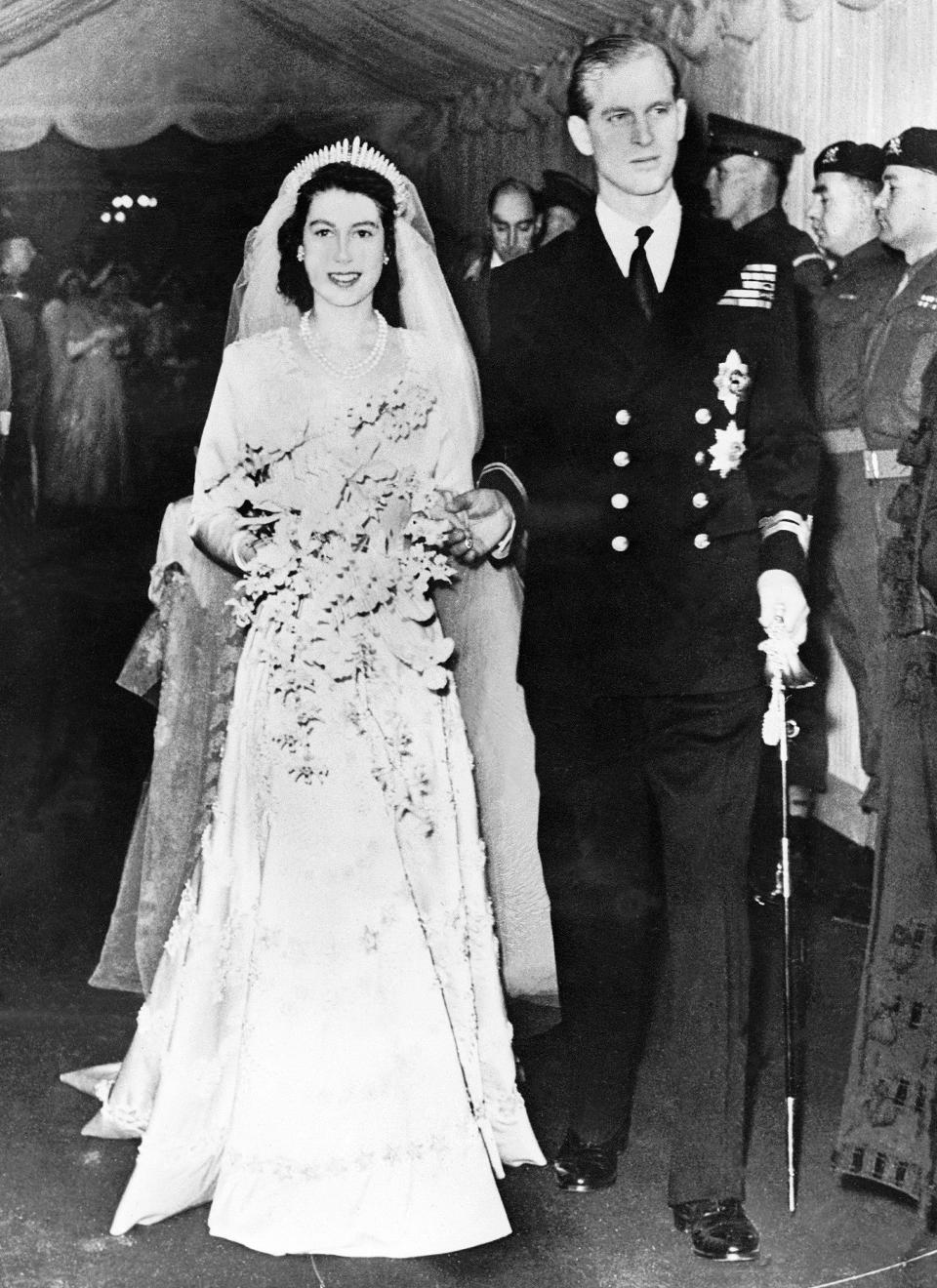 1947 : la princesse Elizabeth et le duc d'Édimbourg après la cérémonie de mariage. | Photo : Getty Images