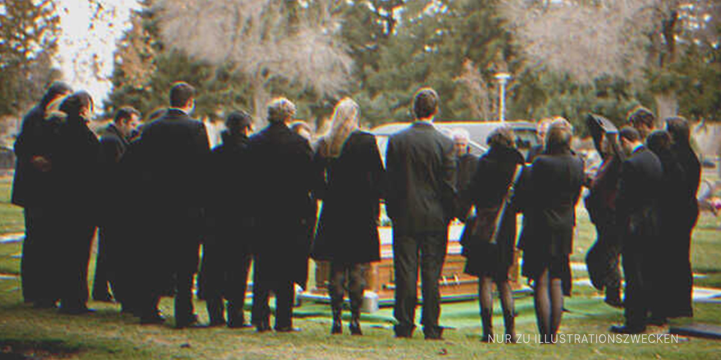 Familie, die an der Beerdigung des alten Mannes teilnimmt | Quelle: Getty Images