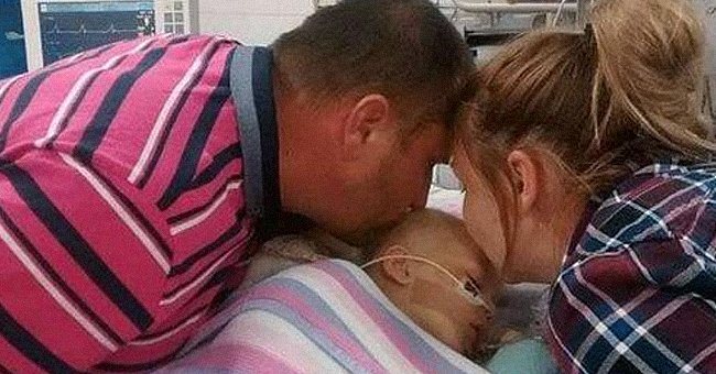 Lee et Francesca Moore-Williams embrassant leur fille Bella, au revoir. | facebook.com/GazetaKorrekte