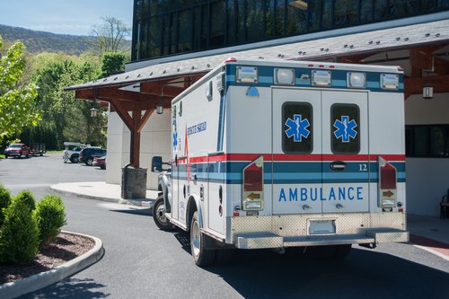 Ambulancia estacionada en el hospital. | Foto: Shutterstock
